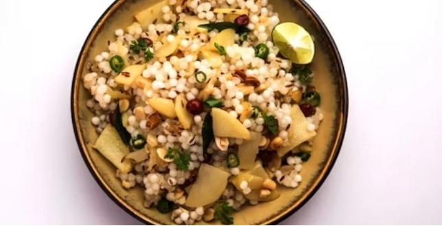 Sabudana Khichdi Recipe: नवरात्र में बनाएं सबकी फेवरेट साबूदाना खिचड़ी, जानें बनाने का आसान तरीका