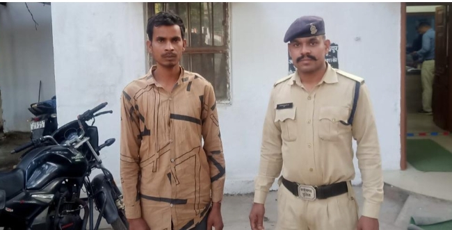 कोरबा: हाथ में चाकू लेकर लहरा रहा  युवक मानिकपुर पुलिस द्वारा आर्म्स एक्ट के तहत गिरफ्तार