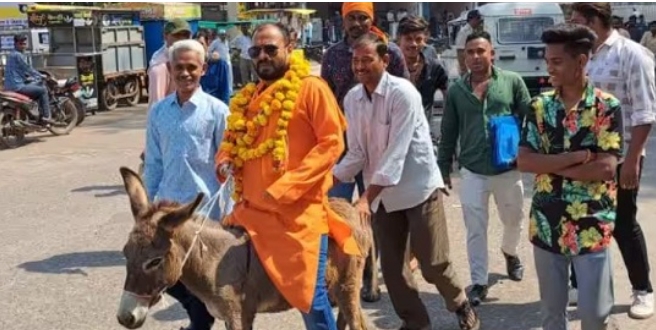 VIDEO : नामांकन फॉर्म जमा करने गधे पर सवार होकर पहुंचा प्रत्याशी, कहा- ‘सभी पार्टियां जनता को गधा बना रही’