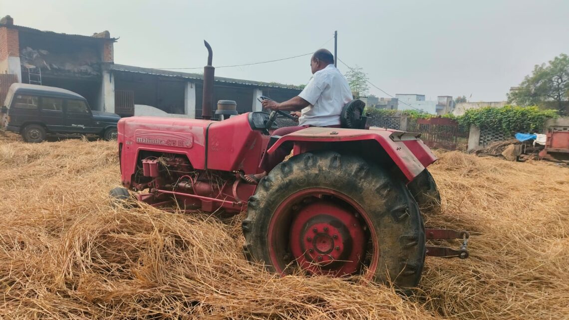 जांजगीर: कांग्रेस प्रत्याशी व्यास कश्यप जुटे खेती के काम में,Social Media में व्यास कश्यप की धान की मिसाइ करते Video और Photo जमकर हो रही वायरल