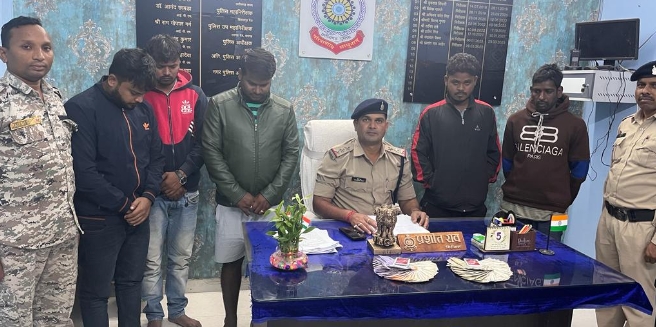 जुआ खेलने वालों पर रायगढ़ पुलिस की पैनी नजर : स्ट्रीट लाइट के नीचे जुआ खेलते मिले 5 जुआरियों के फड से ₹25,500 जप्त