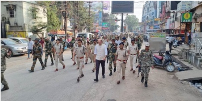 रायपुर:शांतिपूर्ण मतदान के लिए रायपुर पुलिस ने किया फ्लैग मार्च