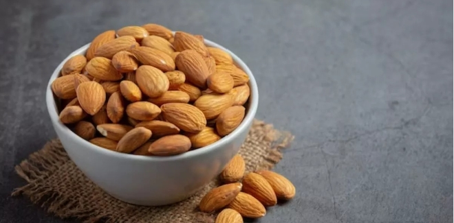 Almonds Side Effects: क्या आप भी सर्दियों में ज्यादा खाते हैं बादाम, तो शरीर को हो सकते हैं बड़े नुकसान