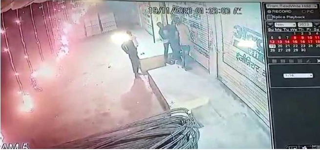 छत्तीसगढ़: 16 से 17 दुकानों में एक साथ चोरों ने की सेंधमारी,CCTV कैमरे में चोरी की वारदात हुई कैद