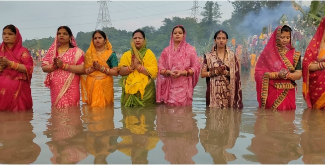 कोरबा : छठी व्रतधारियों ने अस्ताचलगामी सूर्य को अर्घ्य दिया