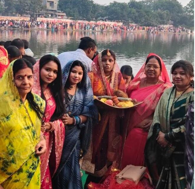 छत्तीसगढ़: सुख-सौभाग्य की प्राप्ति के लिए छठ पर्व के तीसरे दिन डूबते सूर्य को चढ़ाया संध्या अर्घ्य