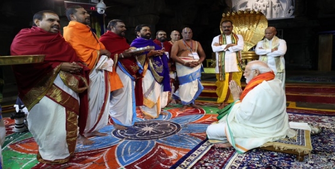 PM Modi in Tirumala: पीएम मोदी ने तिरुपति बालाजी मंदिर में की पूजा, 140 करोड़ देशवासियों के लिए की प्रार्थना