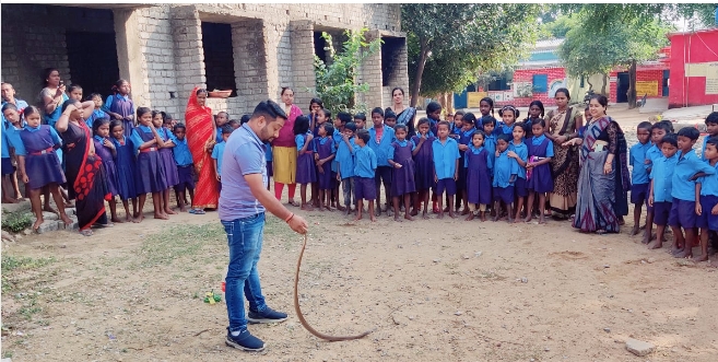 कोरबा : स्कूल परिसर में निकला कोबरा सांप, बच्चों ने जाना सांप हमारे पर्यावरण के लिए महत्वपूर्ण, जितेंद्र सारथी ने किया रेस्क्यू