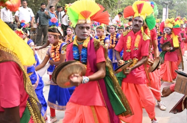 छत्तीसगढ़: शपथ ग्रहण समारोह स्थल में लोक नर्तक दल द्वारा छत्तीसगढ़ के पारंपरिक नृत्य की प्रस्तुतियां