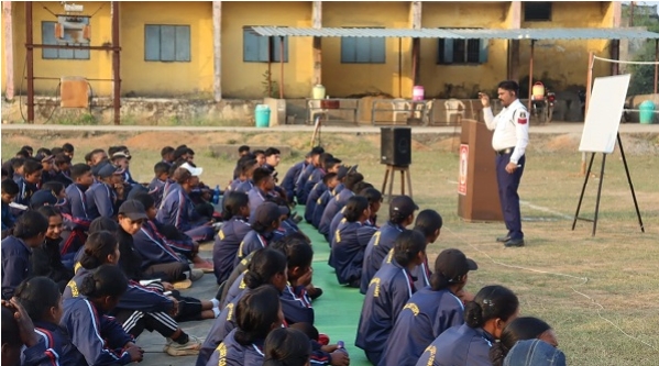 छत्तीसगढ़: सड़क सुरक्षा ज्ञान : यातायात पुलिस ने एनसीसी कैडेट्स को बताये ट्रैफिक नियम….