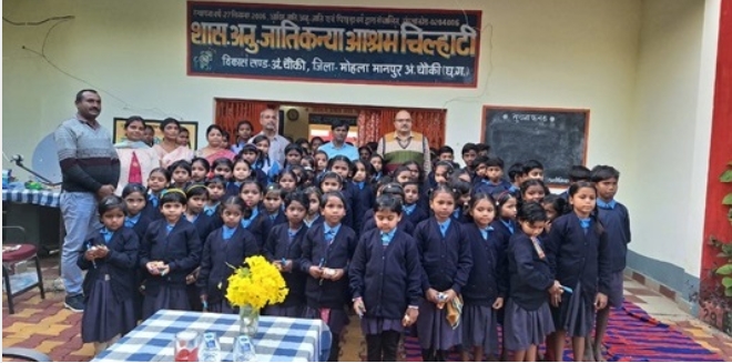 कलेक्टर पालक बनकर शासकीय अनुसूचित जाति कन्या आश्रम पहुंचकर बालिकाओं के बीच बिताया समय