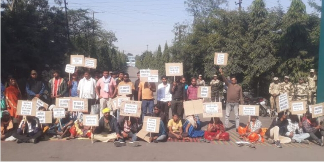 कोरबा ब्रेकिंग: रोजगार मांग को लेकर भू-विस्थापितों ने किया दफ्तर जाम, प्रदर्शन में फंसे अधिकारी