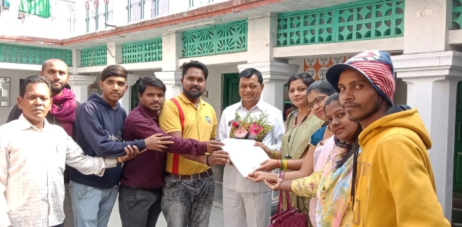 बालको क्षेत्र में गौवंशों के संरक्षण हेतु गौशाला निर्माण को लेकर “श्री रामकृष्ण गौ सेवा संस्था व गौ सेवा गतिविधि” के कार्यकारिणी सदस्यों ने नवनिर्वाचित विधायक लखन देवांगन को पुष्पगुच्छ से सम्मानित कर सौंपा ज्ञापन