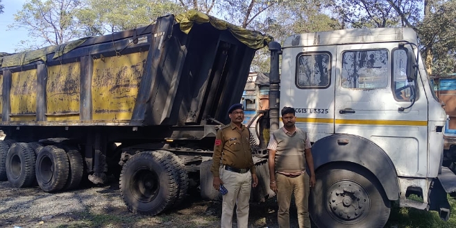 जांजगीर: लापरवाही पूर्वक मेन रोड में खड़े कियें 3 बड़े वाहनों को जप्त कर वाहन चालकों के विरूद्ध की गई कार्यवाही