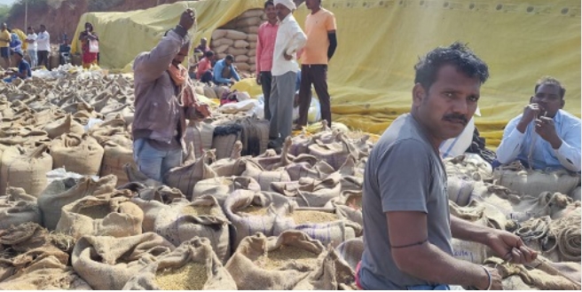 कोरबा में यह कैसा धान खरीदी अभियान, बिना टोकन कटाए निराश लौट रहे किसान, हमालों की तरह कर खुद रहे बारदानों की सिलाई, देखें वीडियो ….