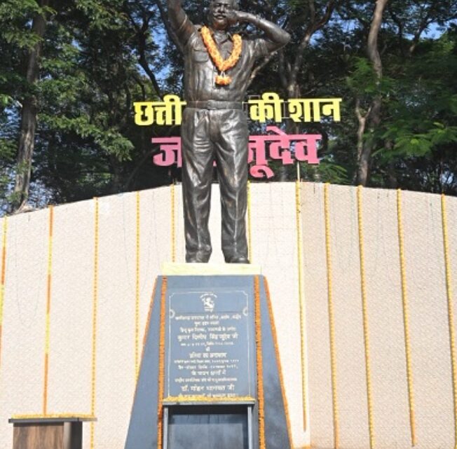 स्वर्गीय दिलीप सिंह जूदेव की आदमकद प्रतिमा पर सीएम विष्णुदेव साय माल्यार्पण किया