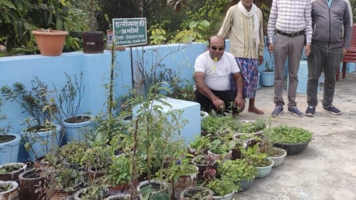 जांजगीर: वरिष्ठ पत्रकार कुंजबिहारी साहू किसान स्कूल बहेराडीह पहुंचे टीसीएल कॉलेज के प्रोफेसर, नवाचार देखकर की तारीफ