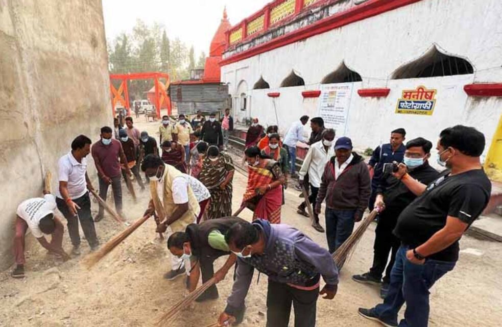 छत्तीसगढ़: विधायक नेताम ने राजापारा के राम मंदिर परिसर में की साफ-सफाई