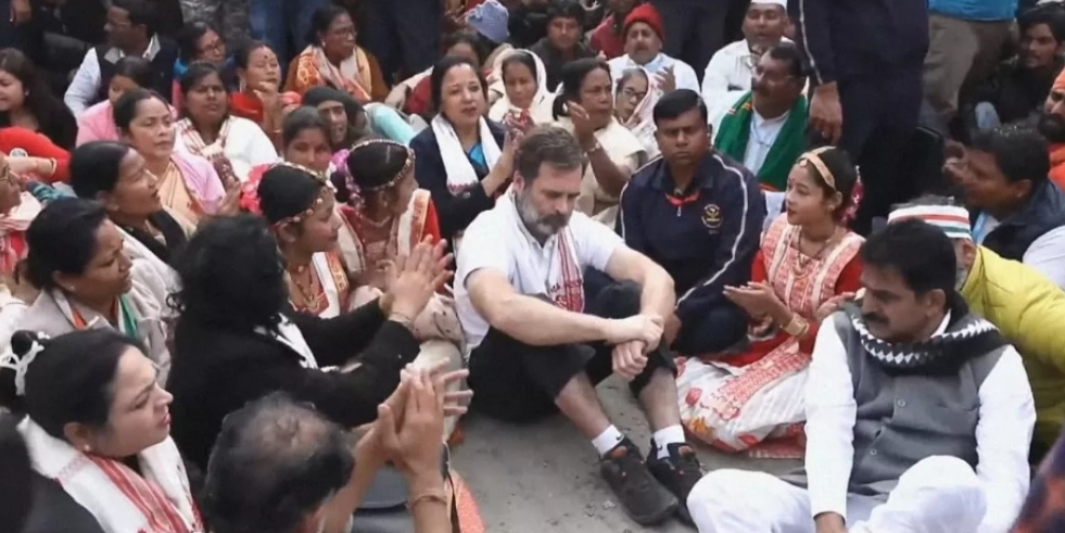 मैंने क्या अपराध किया जो मंदिर नही जा सकता- राहुल गांधी, धरने पर बैठे राहुल गांधी…