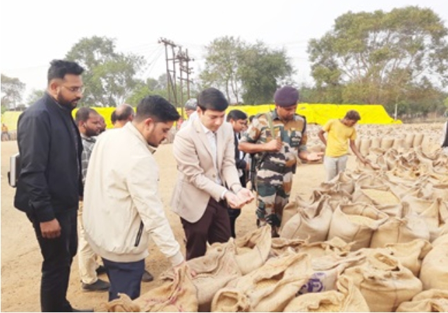 कलेक्टर ने धान खरीदी केंद्र का किया निरीक्षण