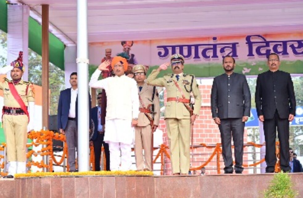 मुख्यमंत्री विष्णु देव साय ने जगदलपुर में ध्वजारोहण कर परेड की सलामी ली