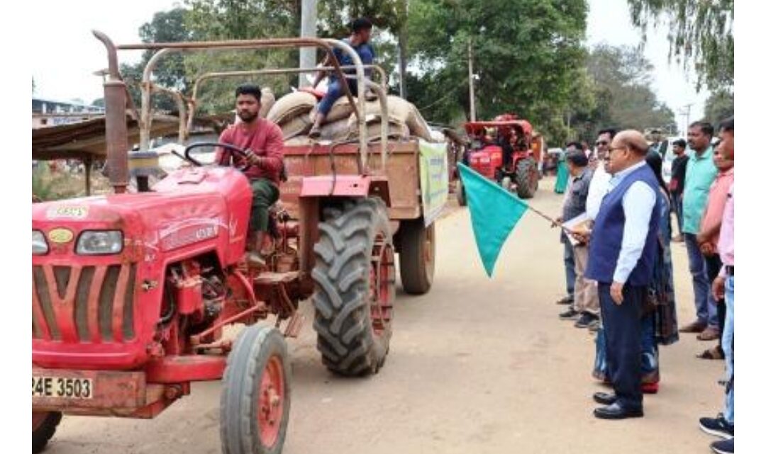 छत्तीसगढ़: खाद्यान्न से भरे तीन ट्रैक्टरों को कलेक्टर ने हरी झंडी दिखाकर किया रवाना