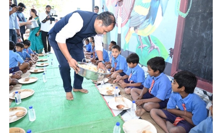 अपने जन्मदिन पर कलेक्टर ने किया न्योता भोज का शुभारंभ, बच्चों के साथ किया भोजन