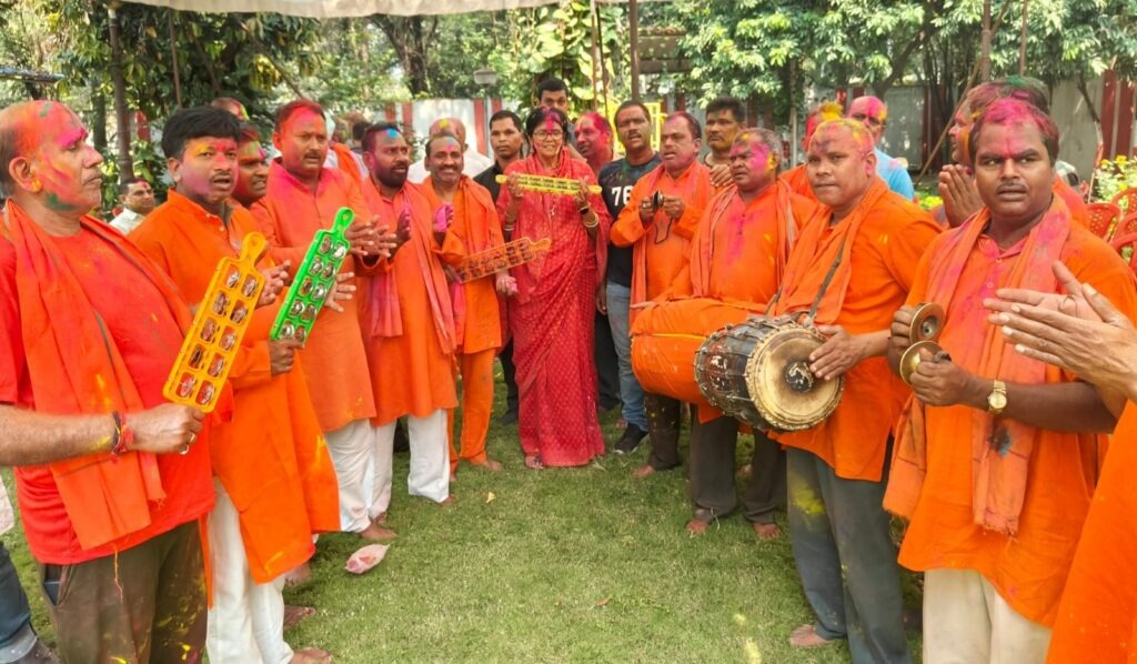 कोरबा: सांसद निवास में जमकर मनाई गयी होली-छाया रहा भगवा रंग