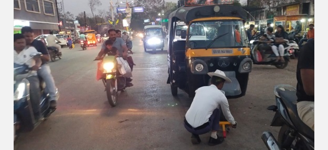 सड़क दुर्घटनाओं में कमी लाने के लिए एवं यातायात नियमों का उलंघन करने वालो वाहन चालकों के विरूद्ध जिला पुलिस जांजगीर द्वारा जिले में विशेष अभियान चलाकर मोटर वाहन अधिनियम के तहत् की जा रही है लगातार कार्यवाही