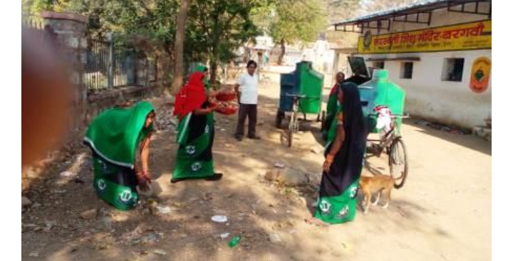 स्व-सहायता समूह कर रहा है घर-घर से कचरा संग्रहण का कार्य