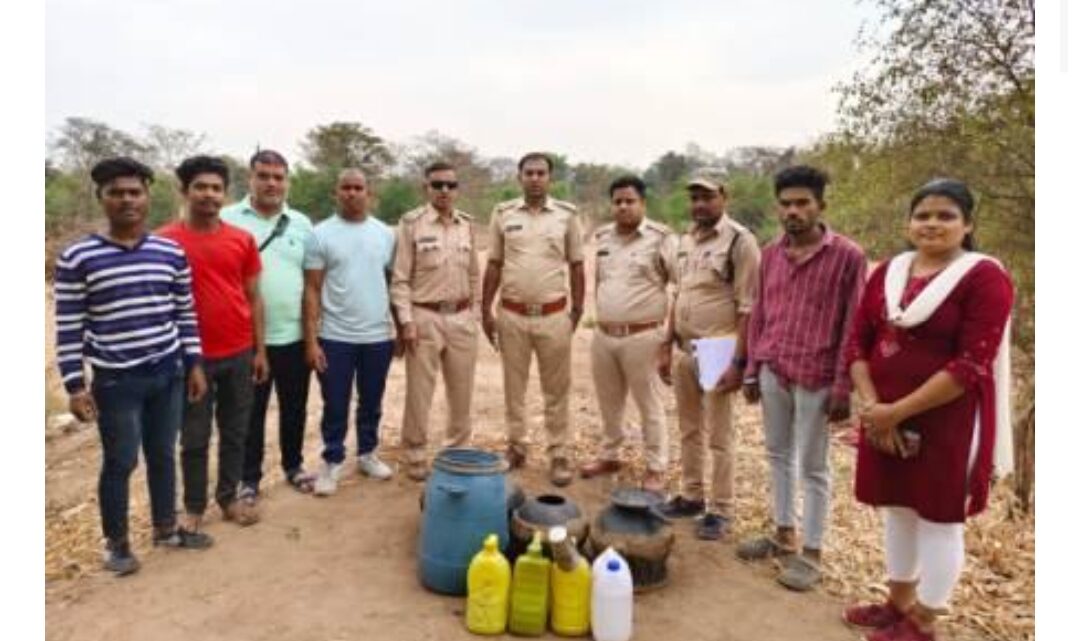 अवैध शराब विक्रय के विरुद्ध कार्यवाही, 20 लीटर हाथ भट्टी व 50 किलोग्राम महुआ लाहन जप्त