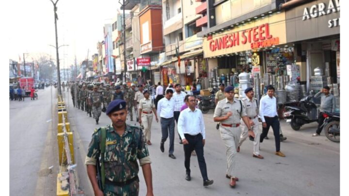 कोरबा: होली को लेकर कोरबा प्रशासन और पुलिस ने निकाला फ्लैग मार्च, लोगों से की शांति से पर्व मनाने की अपील 