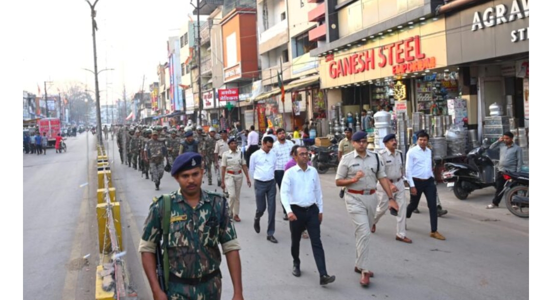 कोरबा: होली को लेकर कोरबा प्रशासन और पुलिस ने निकाला फ्लैग मार्च, लोगों से की शांति से पर्व मनाने की अपील 