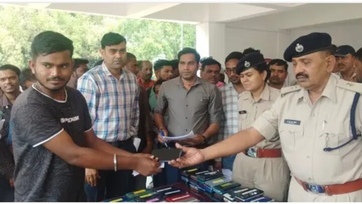 कोरबा पुलिस ने लौटाए 201 व्यक्तियों को उनके गुम मोबाइल,गुम मोबाईल वापस मिलने पर खुश हुई कोरबा की जनता