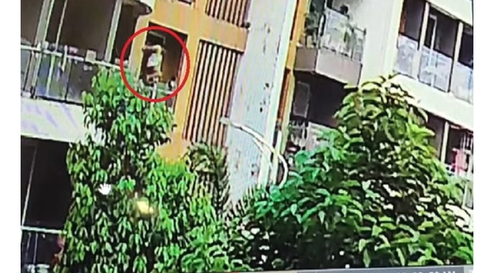 बिलासपुर: युवक ने फ्लैट की बालकनी से कूदकर की आत्महत्या,CCTV फुटेज आया सामने..