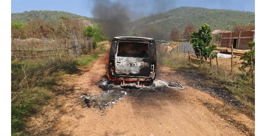 छत्तीसगढ़: उधर टीम अवैध शराब पर कार्रवाई कर रही थी, इधर उनकी गाड़ी जल रही थी…