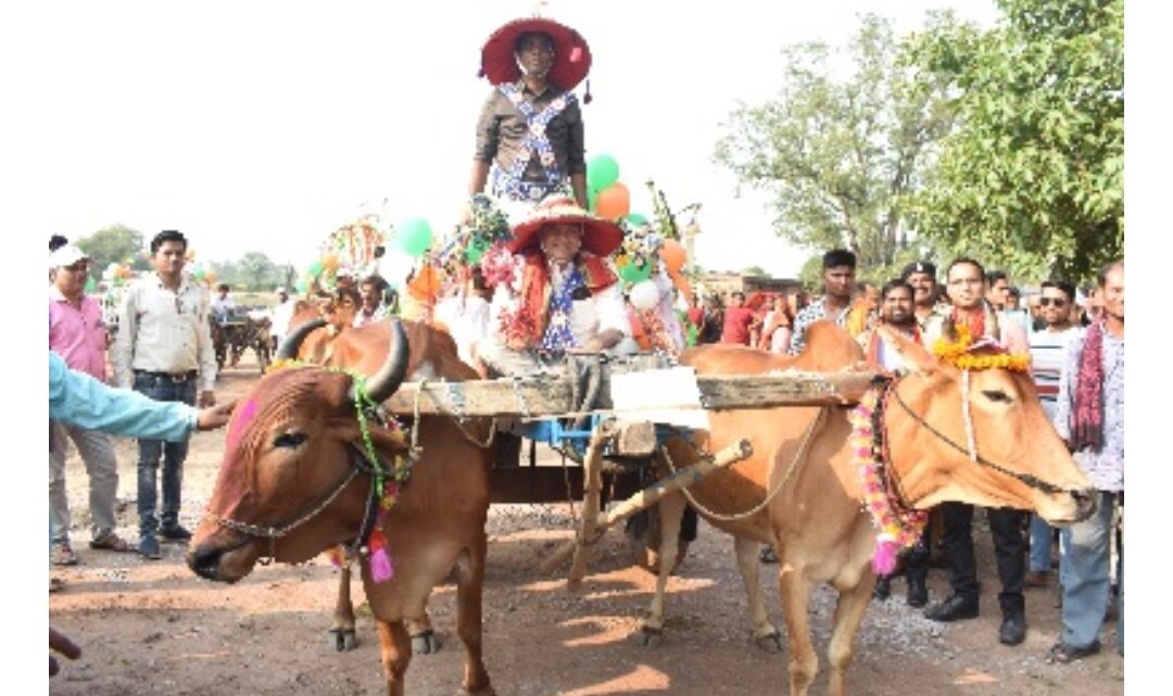 मतदाताओं को जागरूक करने कमरा-खुमरी पहनकर बैलगाड़ी में निकले कलेक्टर-सीईओ