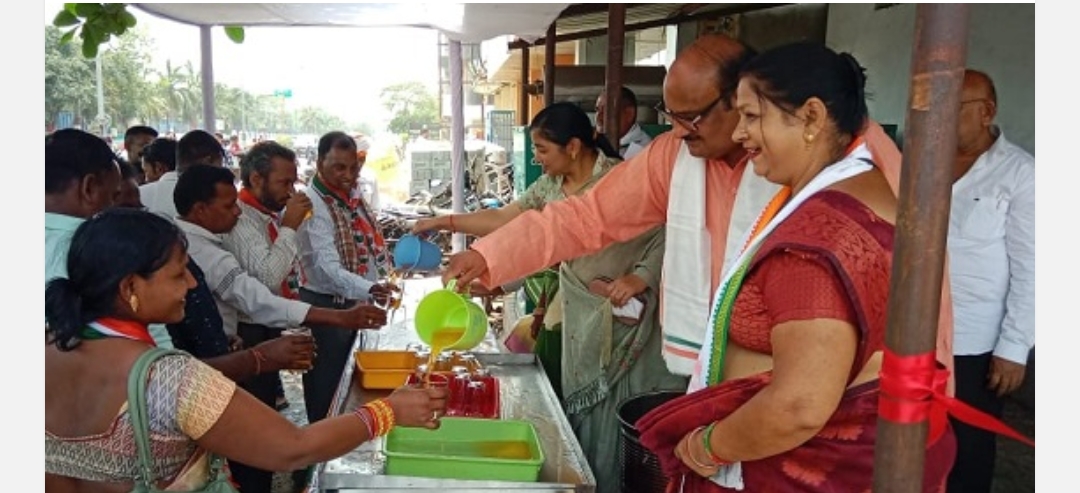 कोरबा: टी. पी. नगर कोरबा के सामने शीतल शरबत का विधिवत शुभारम्भ पूर्व मंत्री जयसिंह अग्रवाल ने किया..