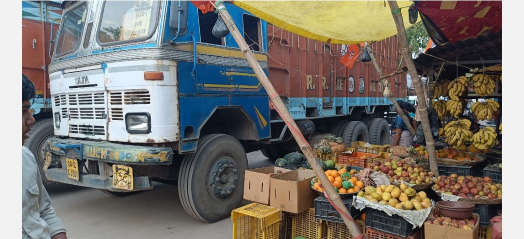 सड़क पर सामान रखकर कर रहे दुकानदारी, बड़ी दुर्घटना की आशंका, अवगत कराने के बाद भी प्रशासन सुस्त