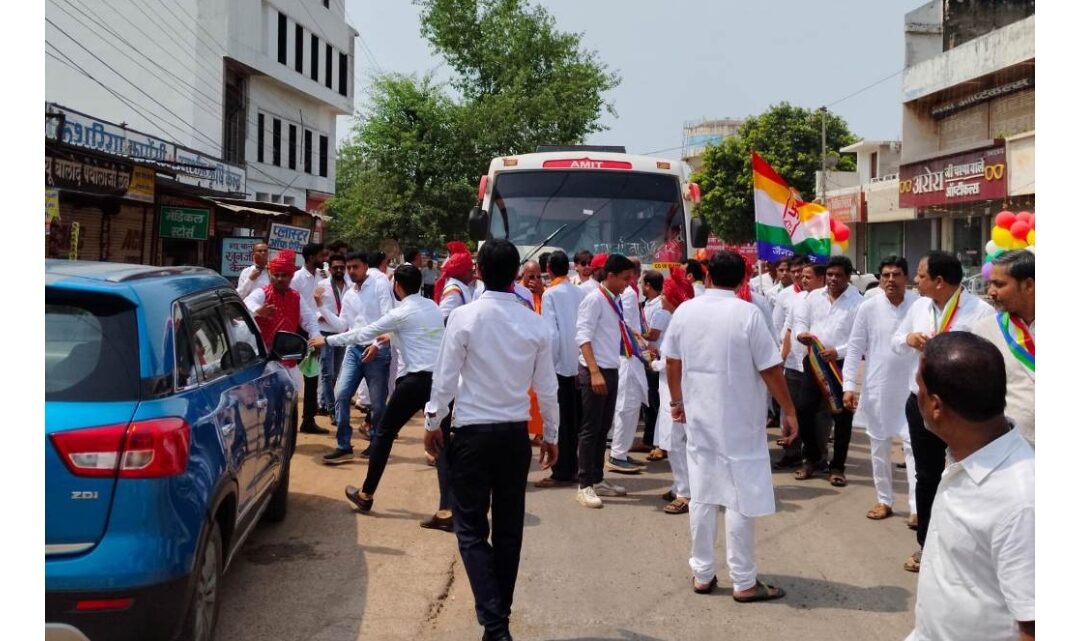 शोभायात्रा में बाल-बाल बचे बच्चे, बस ड्रायवर की जल्दबाजी पड़ सकती थी भारी…