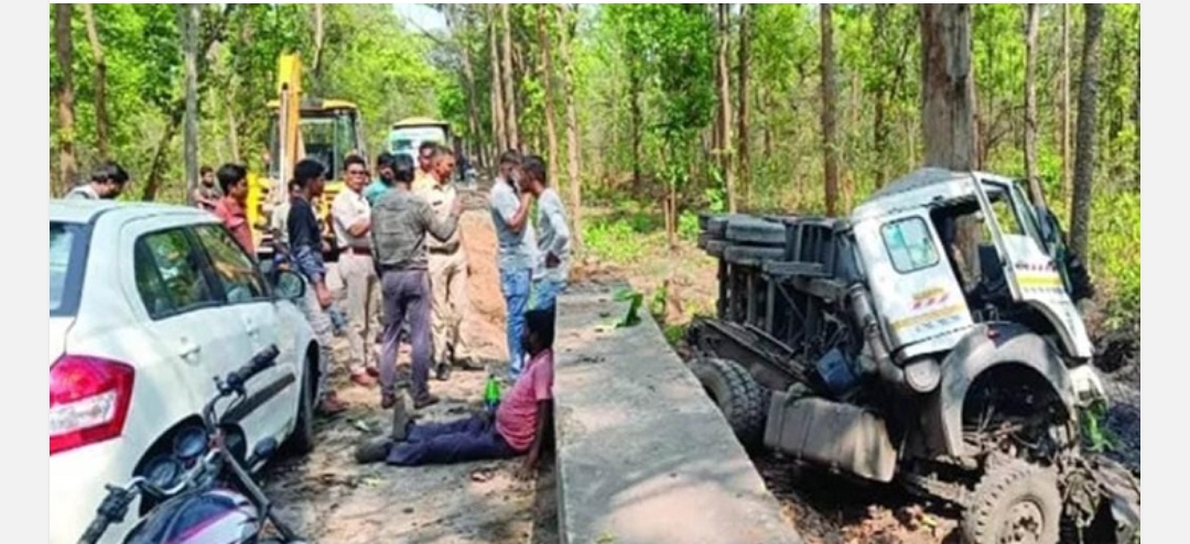 छत्तीसगढ़: बस व ट्रक में टक्कर, दुर्घटना में एक दर्जन यात्री व ट्रक चालक घायल, राष्ट्रीय राजमार्ग पर आवागमन बाधित