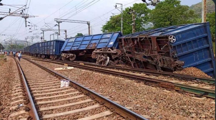 ओडिशा के पंढुया स्टेशन यार्ड में मालगाड़ी के छह डिब्बे पटरी से उतरे, आवागमन में बाधित..