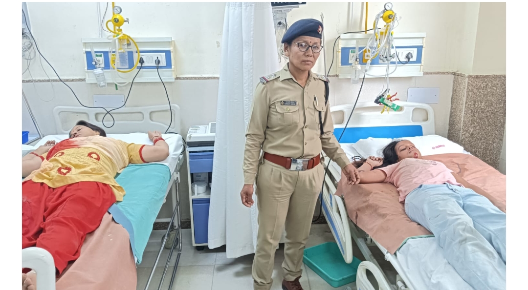 महिला पुलिस कर्मी की सूझबूझ ने बचाई परिवार की जान,घायलों को पहुंचाया अस्पताल,लोगों ने सराहा