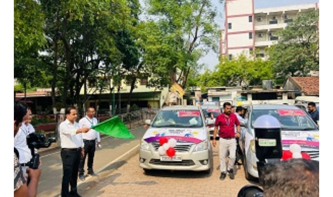 छत्तीसगढ़: होम वोटिंग मतदान रथ को कलेक्टर ने हरी झंडी दिखाकर किया रवाना