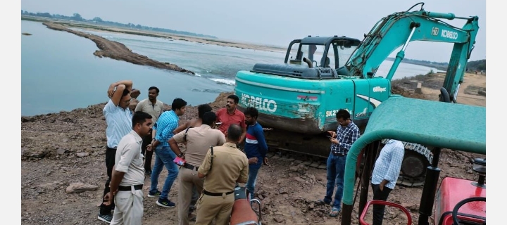 सिंघनपुर में चल रहा था अवैध रेत उत्खनन, एक हाइवा और चैन माउंटेन मशीन जब्त…