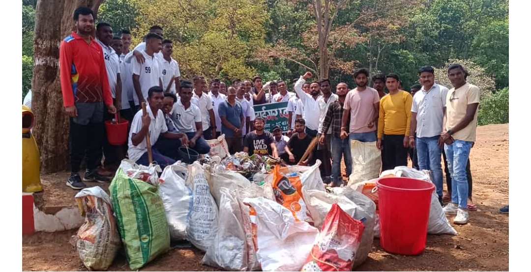 छत्तीसगढ़: स्वच्छता श्रमदान में पुलिस ट्रेनिग सेंटर के जवानों व युवाओं ने लिया हिस्सा