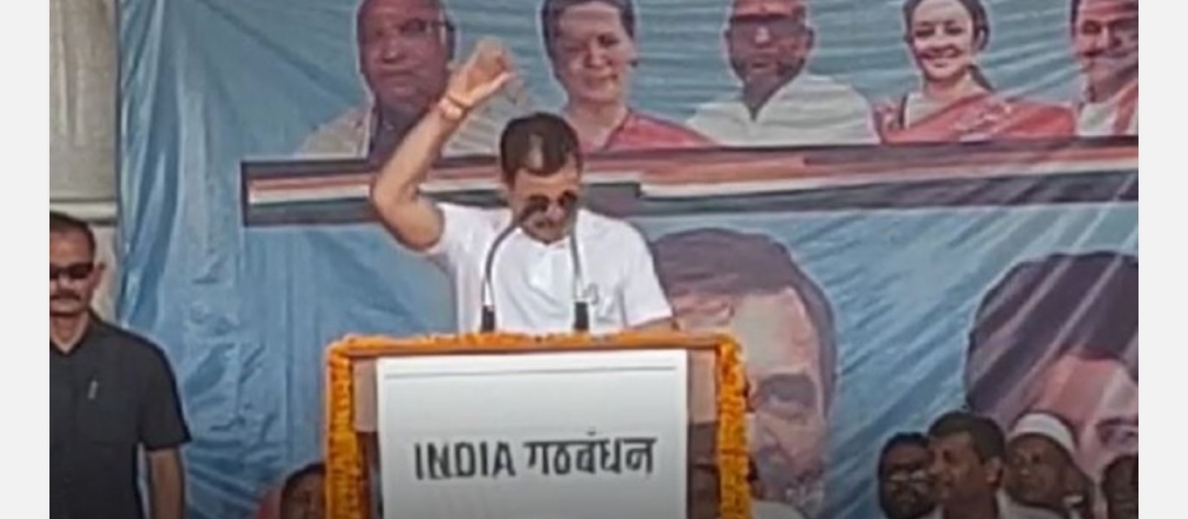 भीषण गर्मी ने राहुल गांधी को किया परेशान, भाषण के दौरान सिर पर उड़ेली पानी की बोतल…