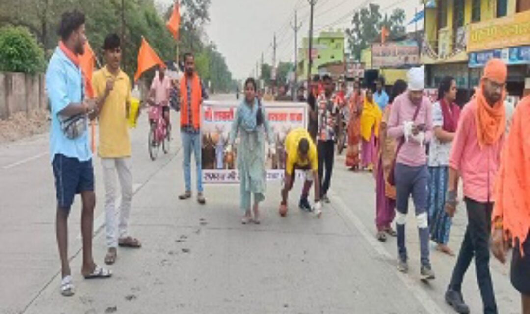 कोरबा: गौ-रक्षक ने गौ-रक्षा के लिए निकाली अनोखी दंडवत यात्रा