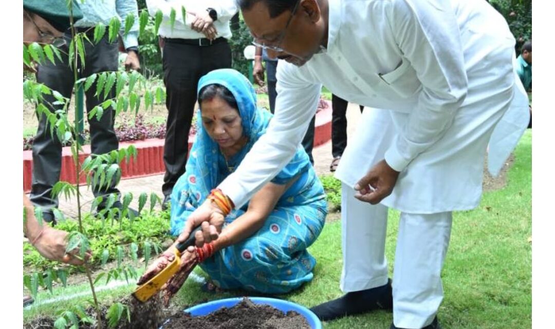 रायपुर: विश्व पर्यावरण दिवस पर सीएम हाउस में पौधरोपण