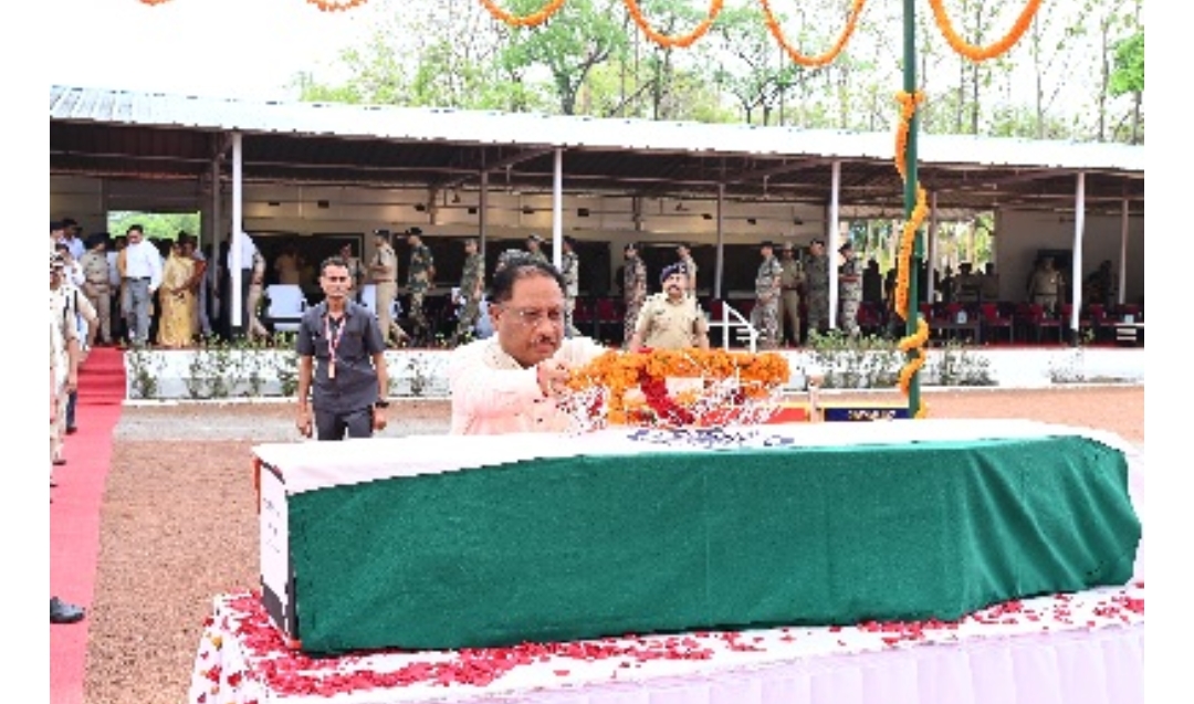 छत्तीसगढ़: मुख्यमंत्री विष्णु देव साय ने नक्सली मुठभेड़ में शहीद जवान को दी श्रद्धांजलि